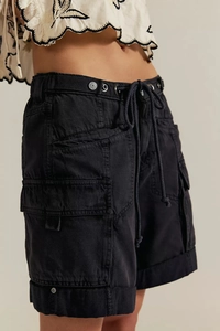 Détail du short cargo noir avec taille élastique à cordon et poches latérales à rabat