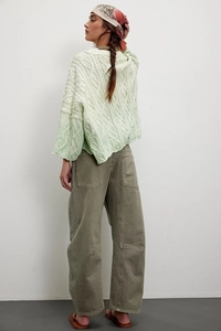 Ensemble automne boho avec pull en maille torsadée verte et pantalon large olive