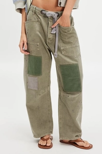 Détail du pantalon cargo vintage vert armée avec taches de peinture et ceinture corde
