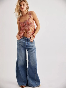 Retro high-waisted wide-leg jeans with floral camisole top for a vintage street style look