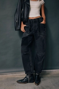 Vue détaillée du pantalon cargo patchwork vintage style urbain avec taches et cordon serrage