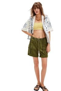Détail du short cargo vert olive avec cordon de serrage et cardigan blanc brodé