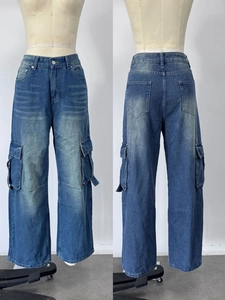 Détails d'un jean cargo ample à taille haute avec délavage usé et grandes poches latérales