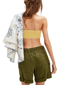 Vue arrière du short cargo ample avec grandes poches et veste à broderie florale chic