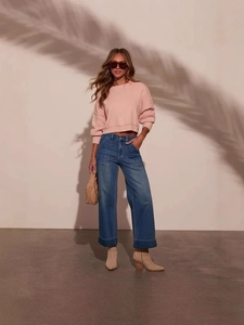 Jeans a gamba larga a vita alta da donna con grandi tasche e felpa corta rosa