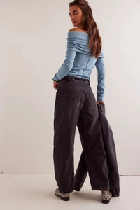 Tenue femme avec haut bleu clair épaules dénudées et jean large gris anthracite délavé