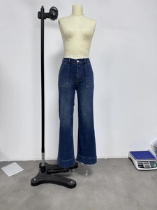 Jeans blu scuro a vita alta con gamba larga, grandi tasche applicate e cuciture a contrasto