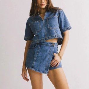 Conjunto de mezclilla azul de 2 piezas para mujer con top corto y falda cruzada de talle alto