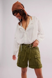 Détail du short cargo vert olive avec poches à rabat et taille réglable avec cordon