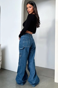 Detail of high-waisted wide-leg cargo jeans with contrast stitching and retro dark blue finish