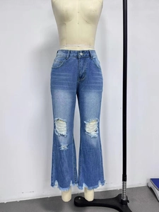High waist flare jeans in gewassen blauw met gaten op de knieën en rafelige zoom