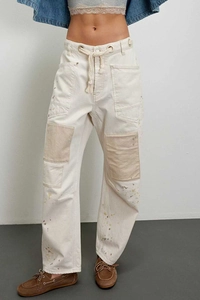 Détails du pantalon cargo blanc crème avec patchwork vintage et éclaboussures d'encre