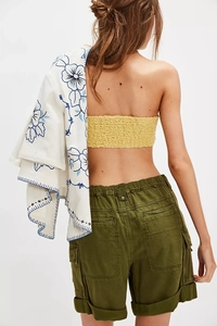 Vue arrière du short cargo femme vert olive avec poches et haut court jaune vif