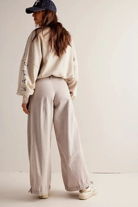 Vista posteriore della modella con jeans cargo retrò grigio chiaro con coulisse