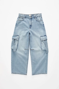 Détail du pantalon cargo en jean avec grandes poches latérales et texture en denim délavé