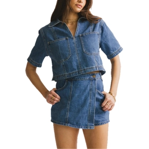 Conjunto denim de dos piezas azul oscuro con top corto de manga corta y minifalda cargo