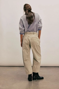 Vue arrière du mannequin portant un pantalon vintage avec détails de taches de peinture
