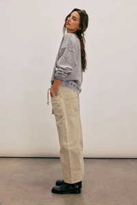 Détail du pantalon délavé vintage avec éclaboussures de peinture et cordon réglable