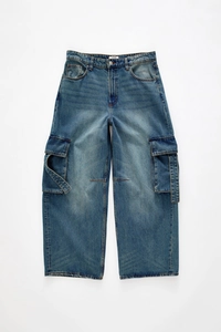 Détail d'un pantalon cargo en jean bleu moyen avec poches latérales et texture délavée