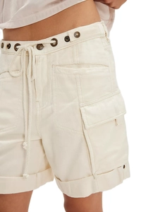 Vue détaillée du short cargo beige à taille haute avec cordon et poches latérales