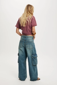 Vue arrière du jean cargo ample avec grandes poches arrière et taille haute chic