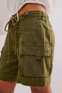 Détail du short cargo vert armée avec taille élastique à cordon et poches latérales tactiques