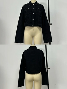 Vues avant et arrière d'une veste courte en jean noir délavé avec boutons métalliques