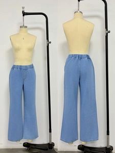 Dettaglio di jeans a gamba larga celeste con un comodo elastico in vita per donna