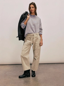Ensemble sweat délavé vintage et pantalon cargo beige avec veste de motard en cuir