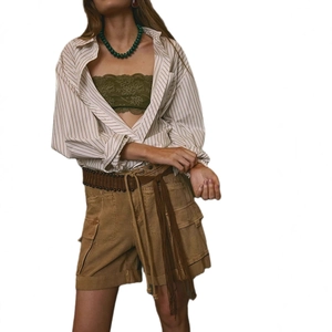 Short cargo kaki décontracté pour femme avec ceinture tressée et chemise à rayures