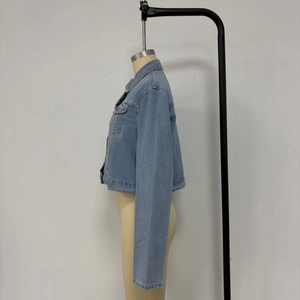 Vue latérale de la veste en jean bleu clair montrant les coutures et le col sur mannequin