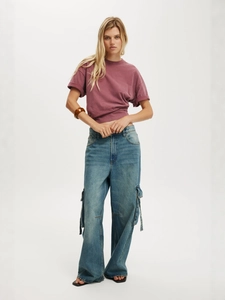 T-shirt rose femme et jean cargo large bleu clair avec poches latérales décoratives