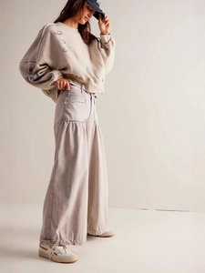 Set felpa beige oversize retrò e jeans cargo lavati a vita alta con gamba ampia