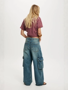 Jean cargo femme coupe large et décontractée en denim bleu foncé délavé avec poches