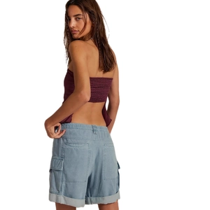 Tenue d'été pour femme avec bandeau violet et short cargo en jean bleu clair décontracté