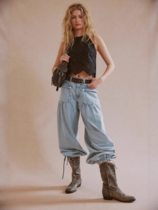 Jeans larghi azzurri da donna con orlo a coulisse e completo vintage in pizzo nero