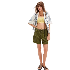 Ensemble d'été pour femme avec chemise brodée florale blanche et short cargo vert