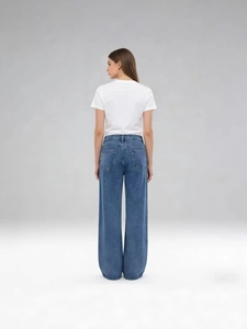 High waist wide-leg blue denim jeans for women with back pockets and a relaxed fit