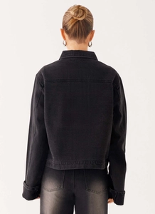 Vue arrière d'une veste en jean noire délavée courte avec coutures transversales