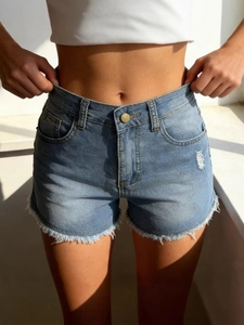 Pantalones cortos vaqueros azules de talle alto con detalles rotos y flecos