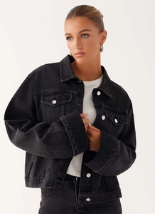 Détail d'une veste en jean noir anthracite avec boutons en métal et col à revers