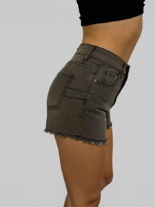 Pantalones cortos vaqueros gris oscuro de talle alto con dobladillos deshilachados