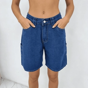 Vooraanzicht van donkerblauwe denim bermuda shorts met hoge taille en handige zakken