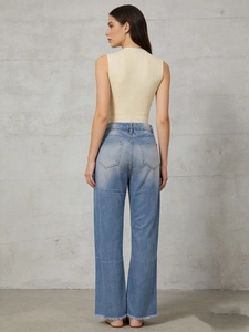 Jean droit délavé bleu clair pour femme avec haut sans manches beige décontracté
