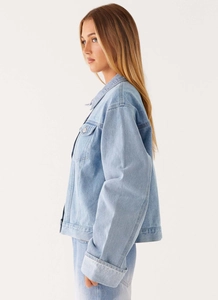 Détail d'une veste en jean bleu clair avec revers classiques et poches poitrine cargo