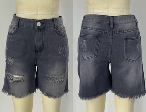 Vues avant et arrière du short en jean gris taille haute avec détails usés et ourlet effilé