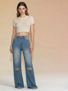 Jean large bleu clair déchiré pour femme avec haut court en maille crème élégant
