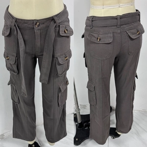 Vorder- und Rückansicht der dunkelgrauen Cargo-Hose mit mehreren geknöpften Taschen