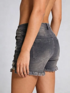Détail d'un short en jean gris taille haute avec des bords effilochés et un aspect usé