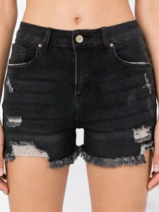 Détails du short en jean noir taille haute avec déchirures et ourlet effiloché